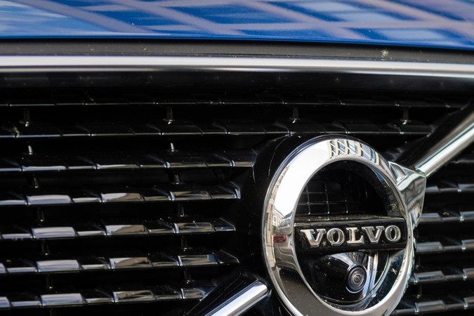 Descubre los secretos tras los logos de 10 coches famosos