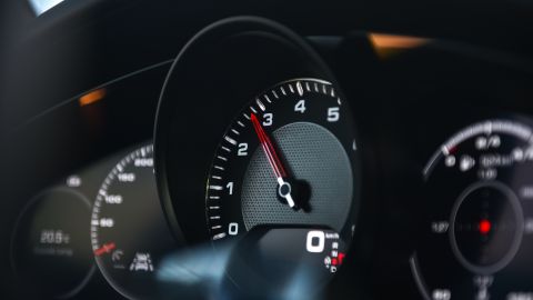 Qué causa las RPM altas en tu auto y cómo evitarlo