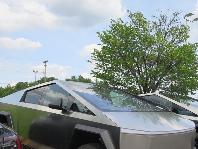 Tesla Cybertruck lidera ventas sobre F-150 Lightning y Rivian R1T