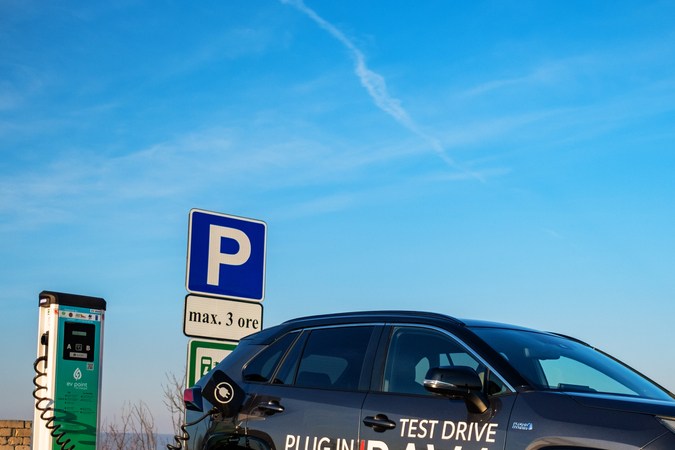 El auto más vendido de Toyota cambia estéticamente para 2025