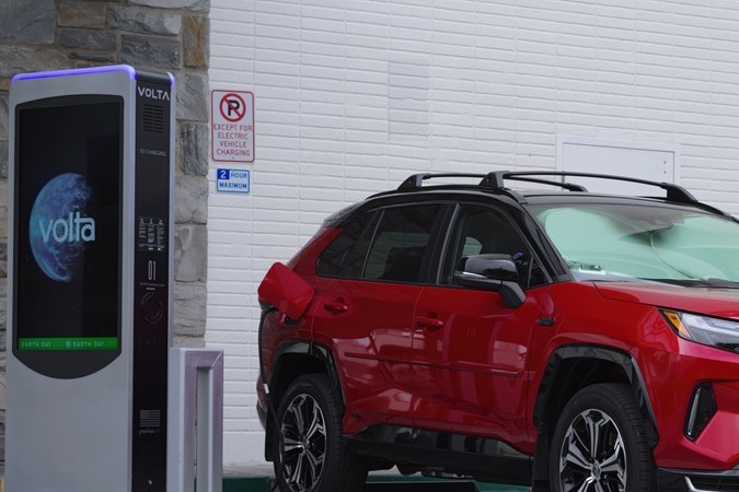 El auto más vendido de Toyota cambia estéticamente para 2025