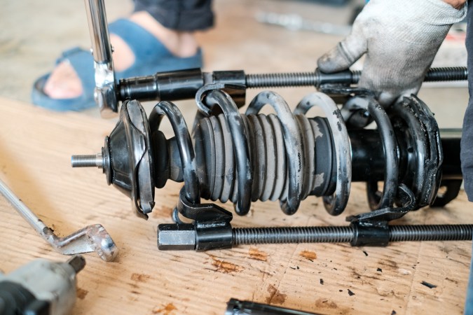 Cómo instalar coilovers y elevar la altura de tu carro