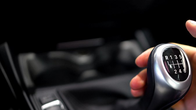 ¿Por qué se siguen fabricando coches con transmisión manual?