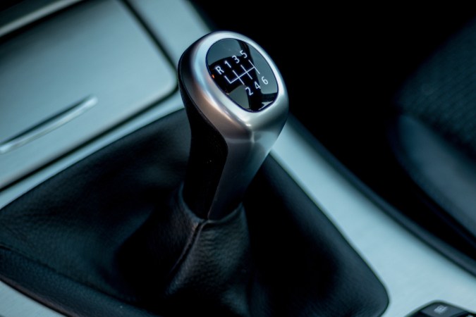 ¿Por qué se siguen fabricando coches con transmisión manual?