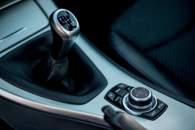 ¿Por qué se siguen fabricando coches con transmisión manual?