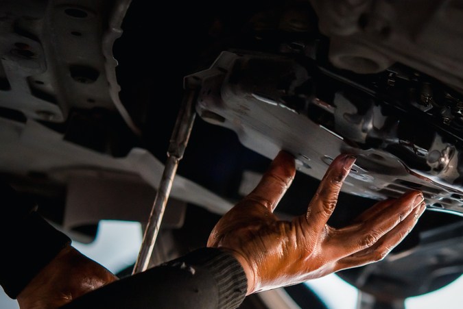 como sellar una fuga de aceite de transmisión
