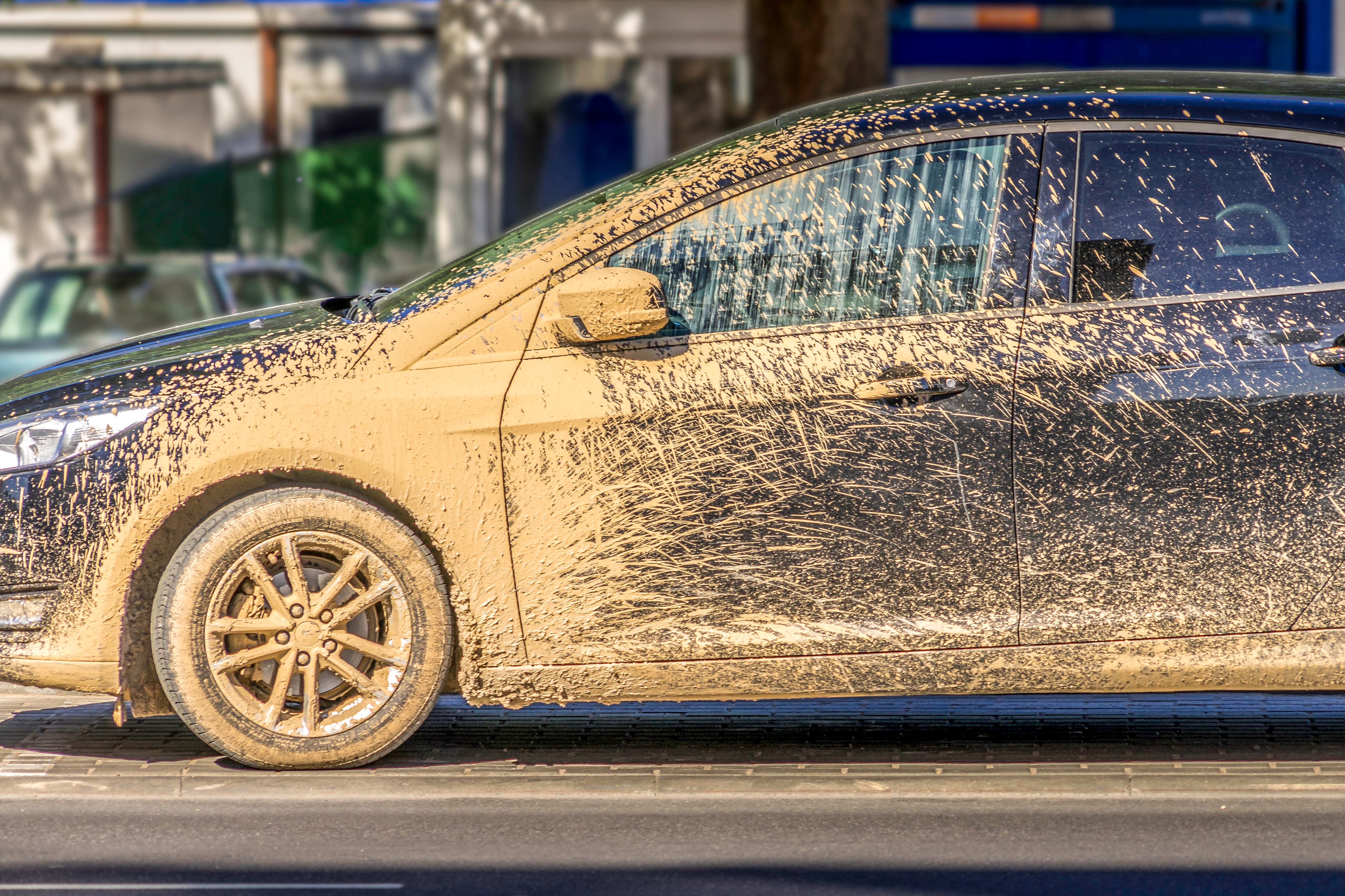 ¿Es peligroso conducir un auto sucio? Descubre por qué