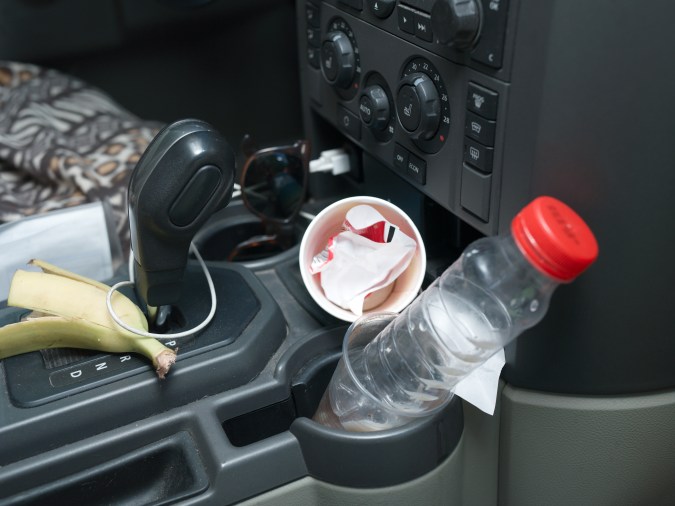 ¿Es peligroso conducir un auto sucio? Descubre por qué