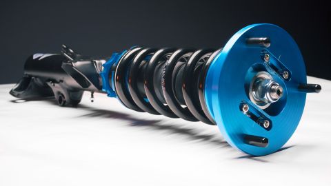 Cómo instalar coilovers y elevar la altura de tu carro