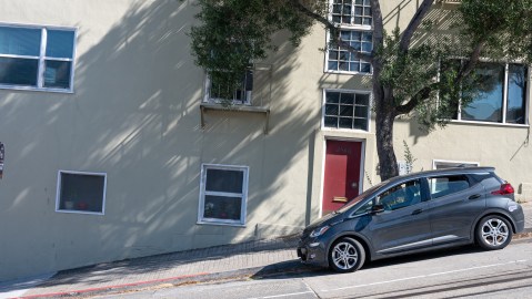 Guía completa: estacionar en pendientes con carro automático