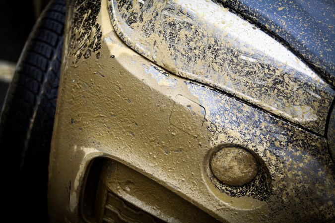 ¿Es peligroso conducir un auto sucio? Descubre por qué