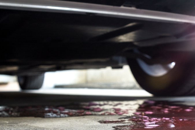 Conducir con una fuga de líquido rojo: riesgos y soluciones