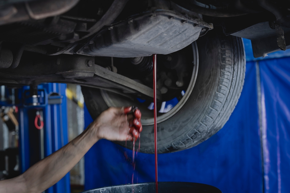 Conducir con una fuga de líquido rojo: riesgos y soluciones