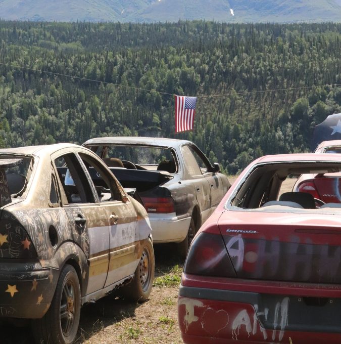 Adrenalina y destrucción de autos: una loca tradición del 4 de julio