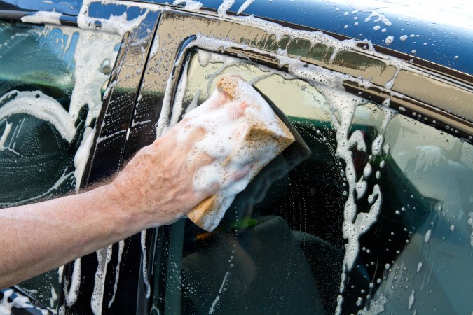 Consejos para lavar tu auto después de teñir los vidrios