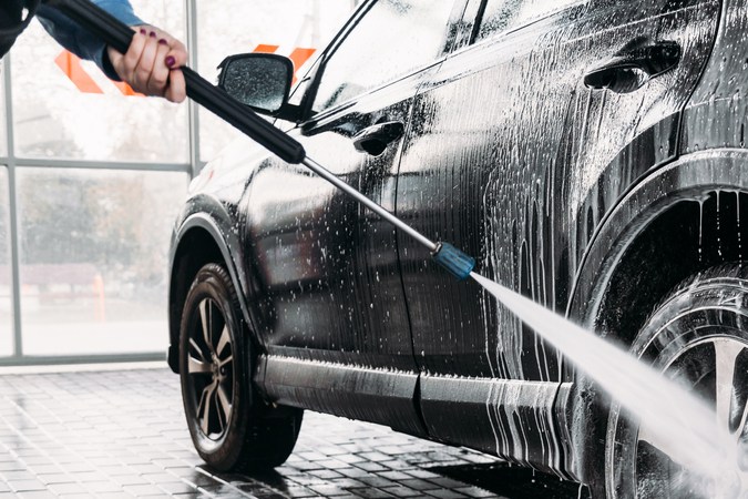 Evita daños eléctricos: consejos para lavar tu auto