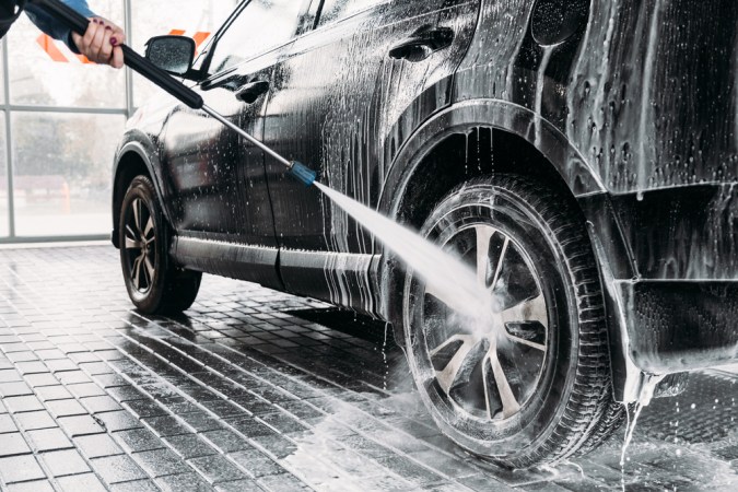 Evita daños eléctricos: consejos para lavar tu auto