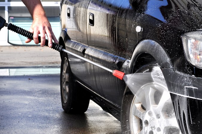 Evita daños eléctricos: consejos para lavar tu auto