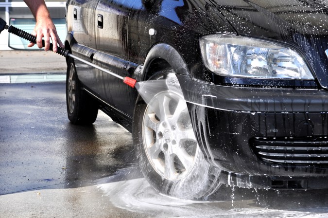 Evita daños eléctricos: consejos para lavar tu auto