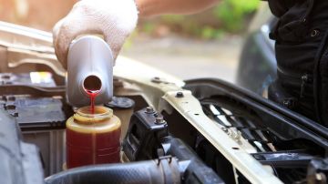 Mantén tu auto en buen estado: cómo revisar el líquido de transmisión manual