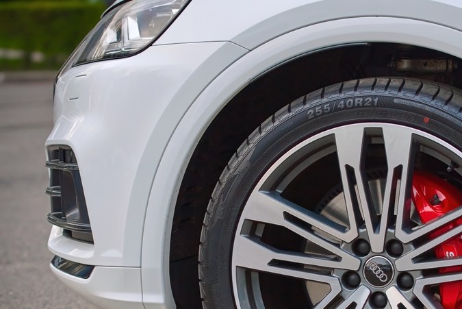 Eliminar el polvo de frenos de los rines de tu auto: cómo hacerlo y por qué