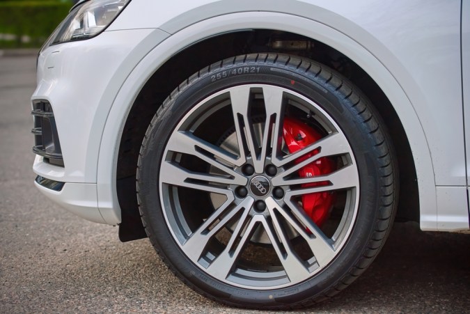 Eliminar el polvo de frenos de los rines de tu auto: cómo hacerlo y por qué