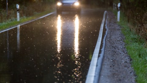 Cómo reaccionar si los faros de tu auto fallan en plena conducción