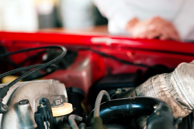 Mantén tu auto en buen estado: cómo revisar el líquido de transmisión manual