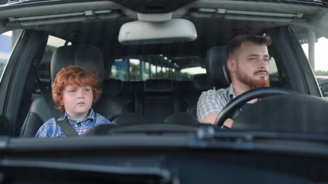 ¿Qué edad debe tener un niño para ir en el asiento delantero en EEUU?
