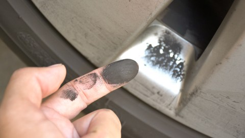 Eliminar el polvo de frenos de los rines de tu auto: cómo hacerlo y por qué