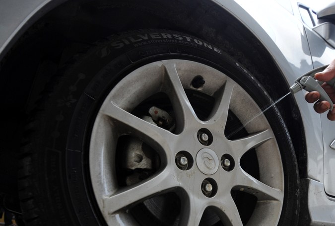 Eliminar el polvo de frenos de los rines de tu auto: cómo hacerlo y por qué