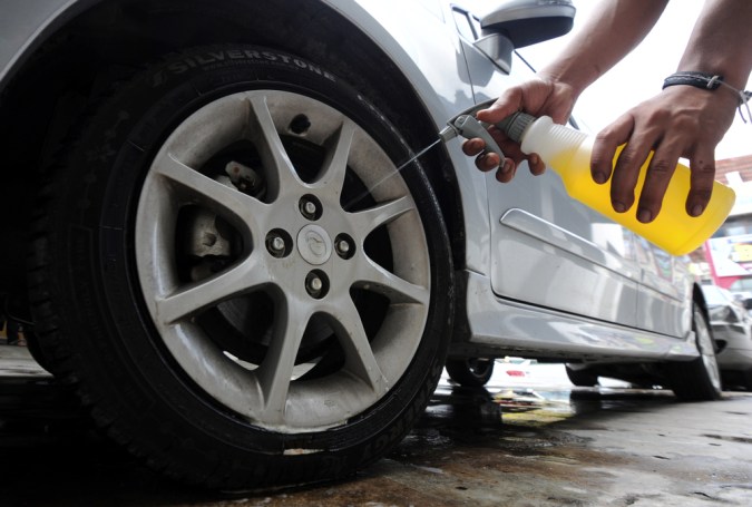 Eliminar el polvo de frenos de los rines de tu auto: cómo hacerlo y por qué