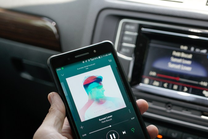 Tu auto puede estar robando tu identidad: guía para evitarlo