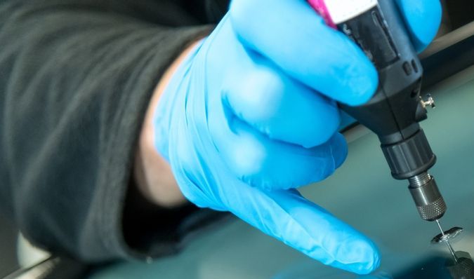 Ventanas de autos: ¿Por qué no se rompen como el vidrio normal?