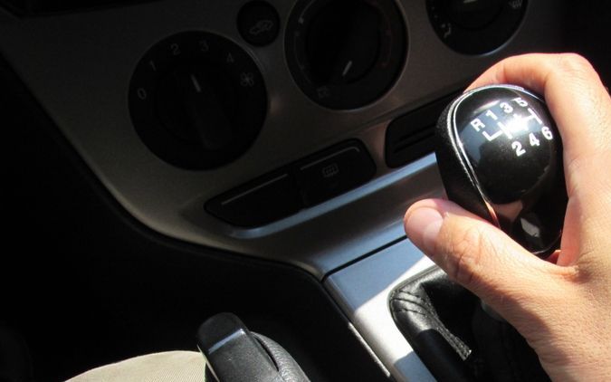 cómo arrancar un auto empujándolo