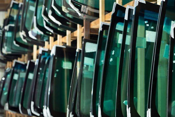 Ventanas de autos: ¿Por qué no se rompen como el vidrio normal?