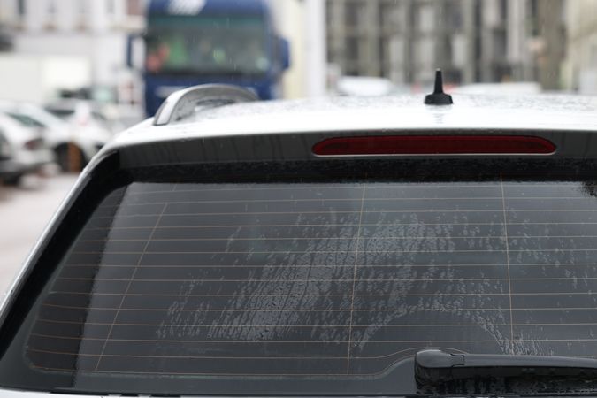 como se llama el vidrio de atras del auto