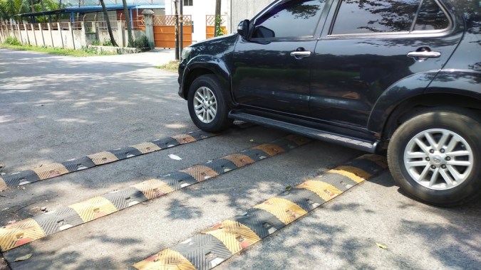Cuida tu auto: evita cruzar topes en diagonal o con 2 ruedas