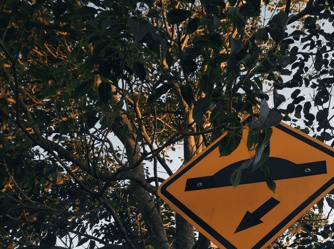 Cuida tu auto: evita cruzar topes en diagonal o con 2 ruedas