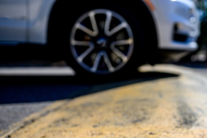 Cuida tu auto: evita cruzar topes en diagonal o con 2 ruedas