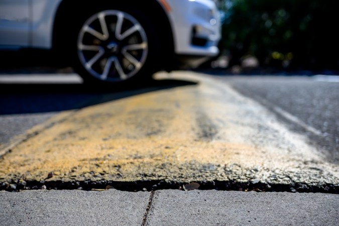 Cuida tu auto: evita cruzar topes en diagonal o con 2 ruedas