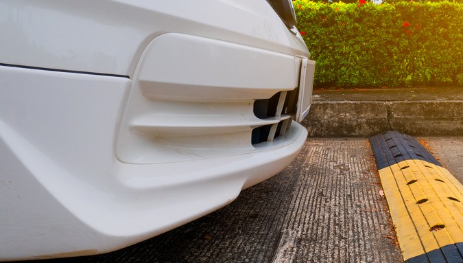 Cuida tu auto: evita cruzar topes en diagonal o con 2 ruedas