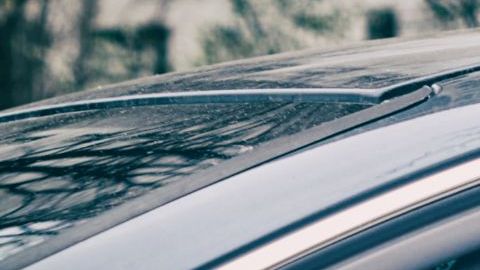 Ventanas de autos: ¿Por qué no se rompen como el vidrio normal?