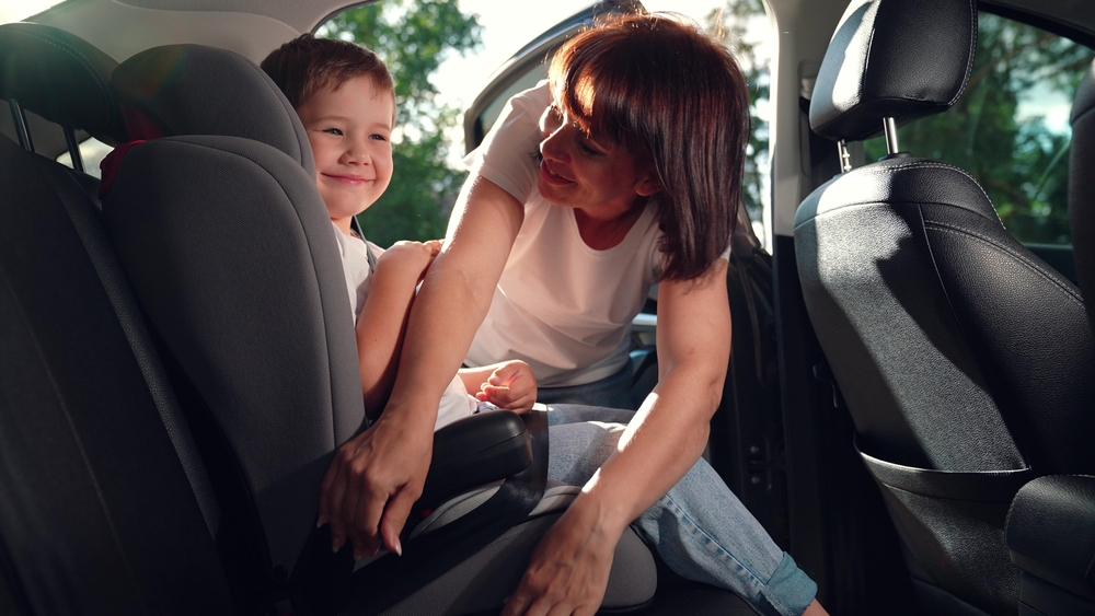 ¿Qué edad debe tener un niño para ir en el asiento delantero en EEUU?