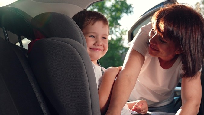¿Qué edad debe tener un niño para ir en el asiento delantero en EEUU?