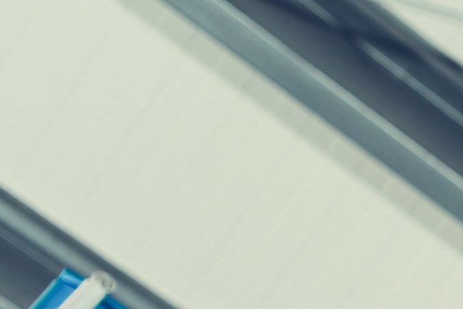 Repara el tubo de escape del auto sin soldar