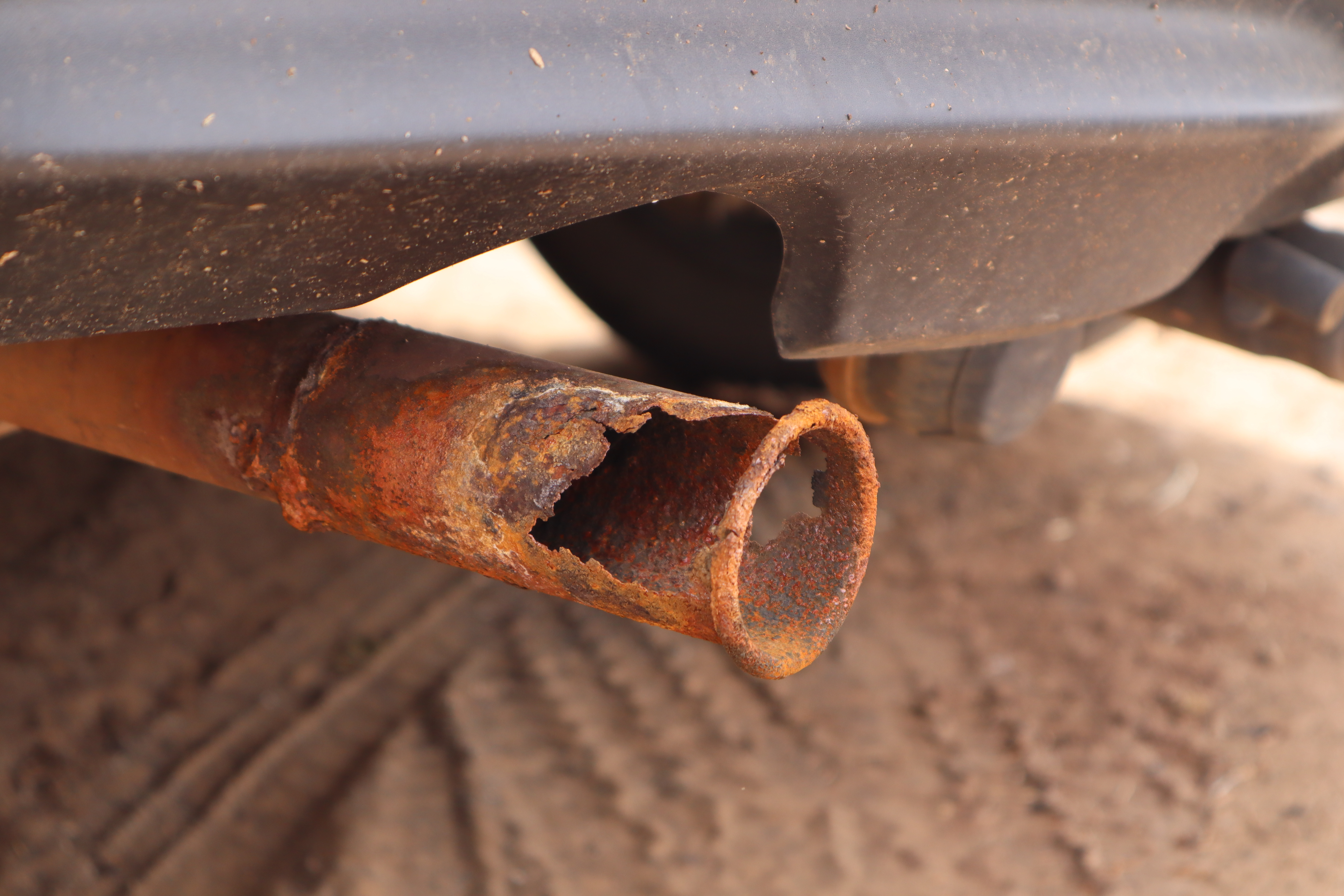 Repara el tubo de escape del auto sin soldar