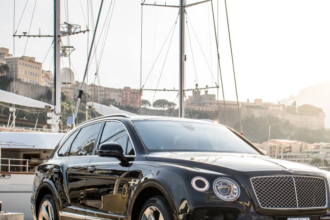 ¿Cuál SUV de lujo comprar? Toyota Century o Bentley Bentayga