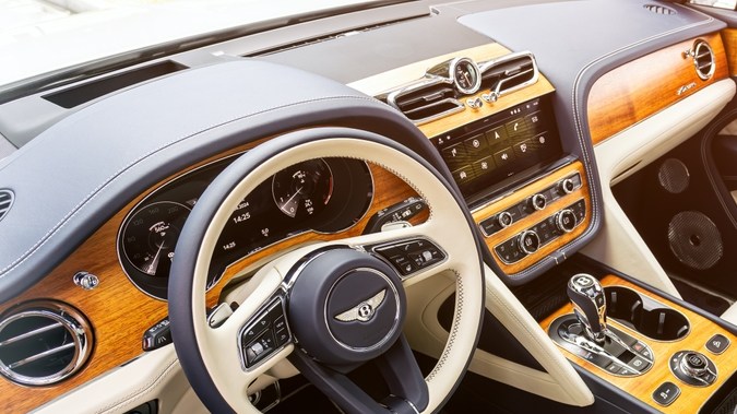 ¿Cuál SUV de lujo comprar? Toyota Century o Bentley Bentayga