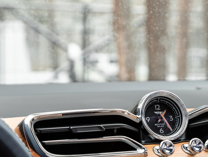 ¿Cuál SUV de lujo comprar? Toyota Century o Bentley Bentayga